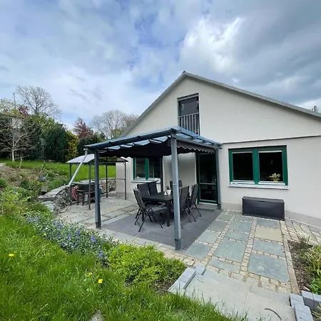 Schoenes In Neundorf Mit Grosser Terrasse