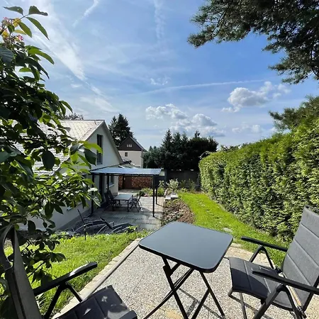 Schoenes In Neundorf Mit Grosser Terrasse